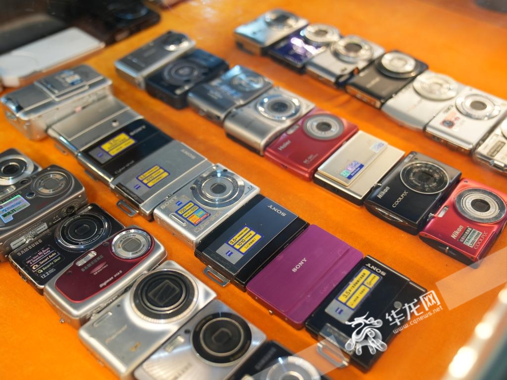 董家溪跳蚤市场内销售的CCD相机和老式胶卷机。 华龙网记者 刘钊 摄