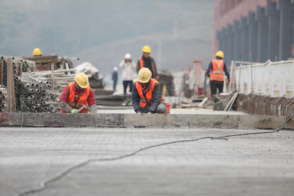 嘉陵江利泽航运枢纽，工人们正在施工。通讯员 牟永成 摄