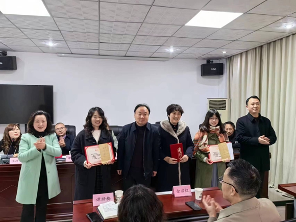 县委宣传部和县文联领导给荣获年度重点文学奖的作家颁奖