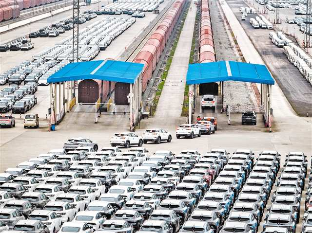 Logistics staff were loading up the China Railway Express trains with Chongqing-made automobiles at Chongqing Yuzui Station on March 8.
