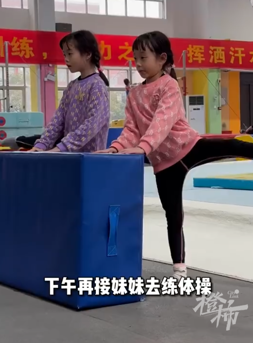 奥运冠军自曝让双胞胎女儿在家上学，网友吵翻……7