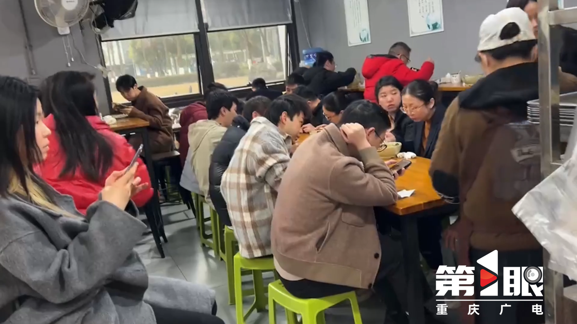 重庆这家餐馆“免费吃饭”——淋过雨的人，也想为别人撑伞！7