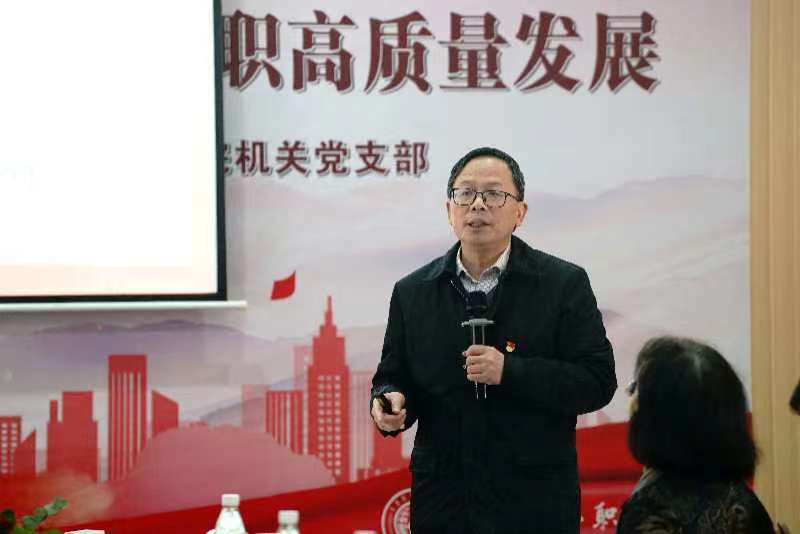 全国政协委员、重庆国家应用数学中心主任杨新民进行分享。受访单位供图