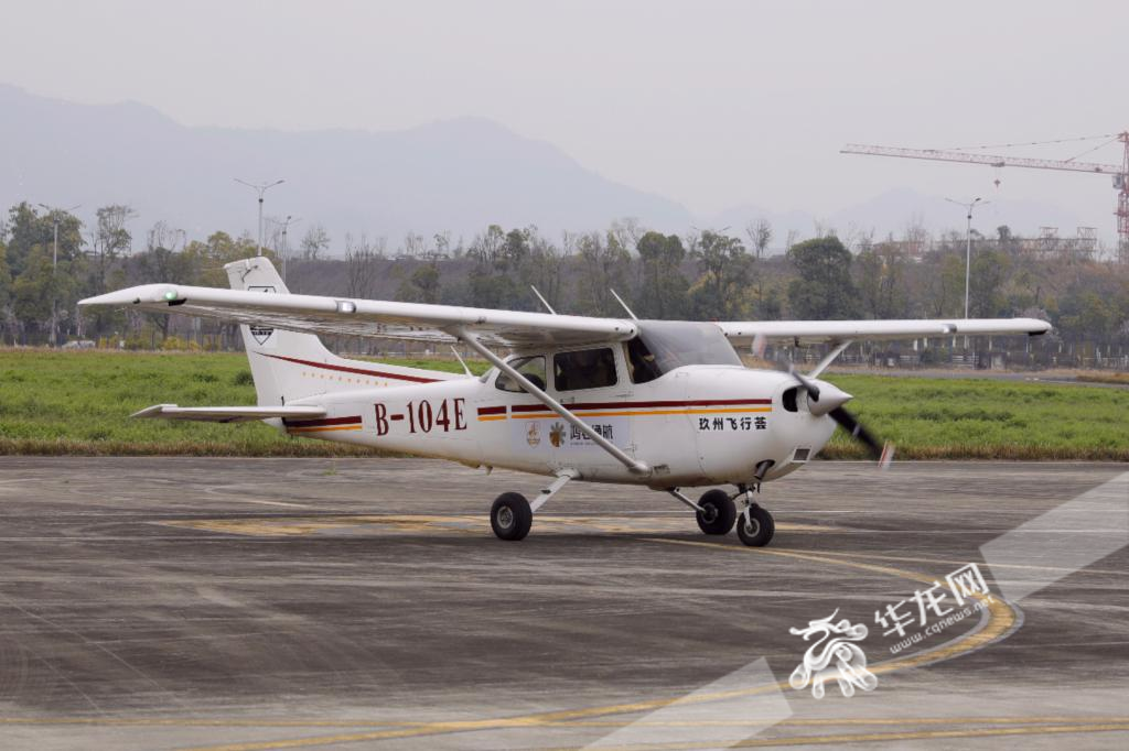 一架塞斯纳-172型飞机从重庆两江龙兴通用机场起飞。华龙网记者 石涛 摄