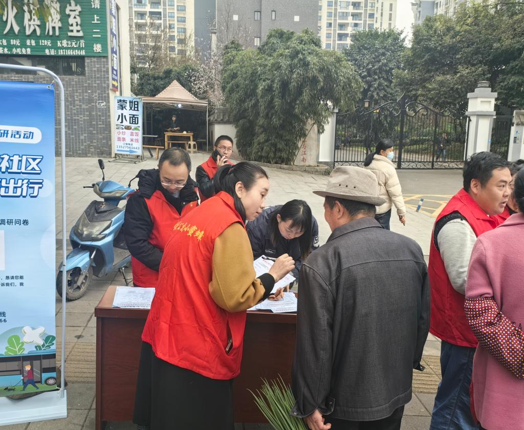 志愿者向居民收集出行建议。重庆南部公交供图