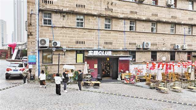 The coffee shop SHI XIAN CLUB is located not far from the entrance of Jinzishan Cultural and Creative Park. (Photographed by Zhou Qi / Visual Chongqing)