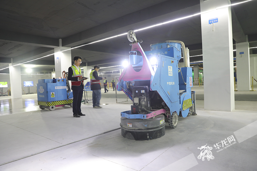 工作人员操控地坪研磨机器人。华龙网首席记者 李文科 摄