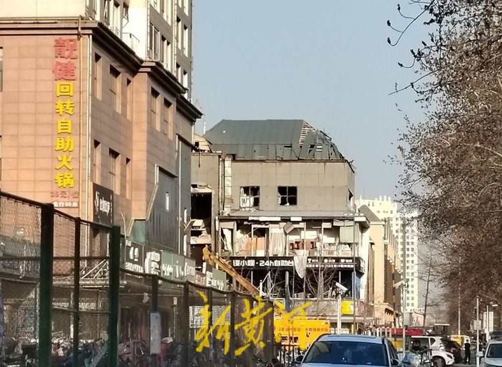 燕郊爆燃事件后的36小时:部分小区燃气仍未恢复,有民众献花悼念逝者1