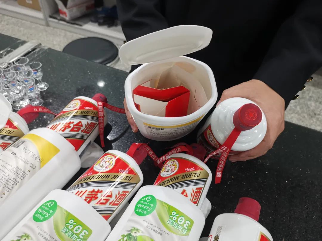 男子利用沐浴露瓶藏匿走私8瓶茅台酒进境,被海关当场查获1