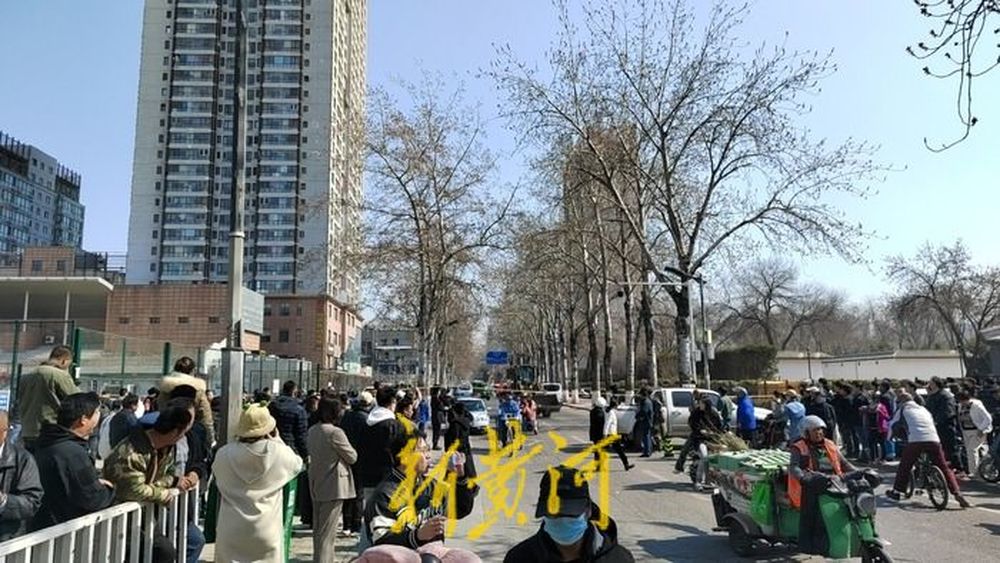 燕郊爆燃事件后的36小时:部分小区燃气仍未恢复,有民众献花悼念逝者2