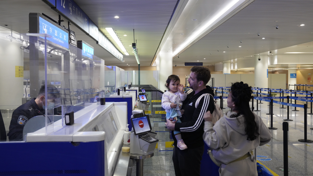 重庆口岸迎来首批享受该政策入境旅客。重庆边检总站供图
 