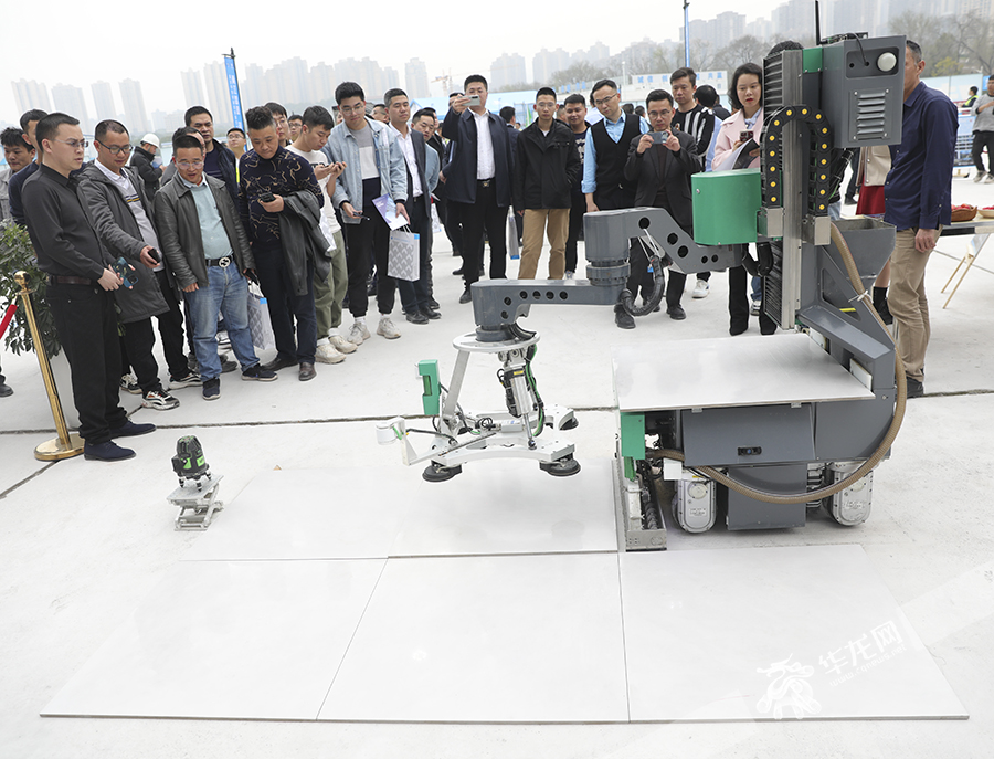 地砖铺贴机器人具有高质量、低成本、高功效的特点。华龙网首席记者 李文科 摄