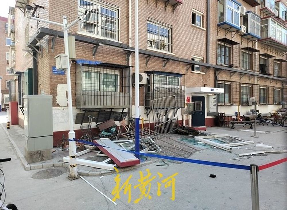 燕郊爆燃事件后的36小时:部分小区燃气仍未恢复,有民众献花悼念逝者3
