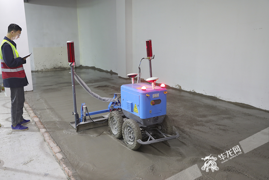 混凝土整平机器人正在施工。华龙网首席记者 李文科 摄