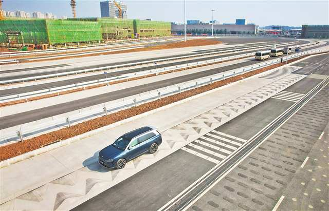 A test drive was given to the test vehicles on the test field of the China Merchants Testing Vehicle research and innovation base on March 11. (Photographed by Long Fan / Visual Chongqing)