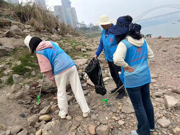 志愿者拾捡河滩垃圾。江北城街道供图 华龙网发