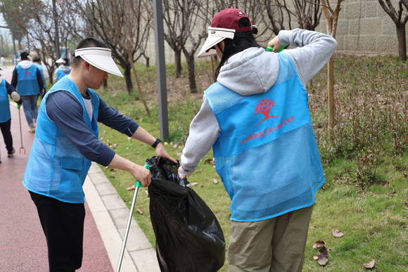 志愿者正在清理步道垃圾。实习生 李林飞 摄