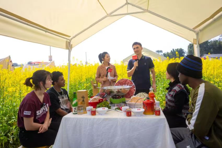 Foreign communication officers enjoyed the beautiful scenery and delicious hot pot in the scenic area. (Photo provided by the interviewee)