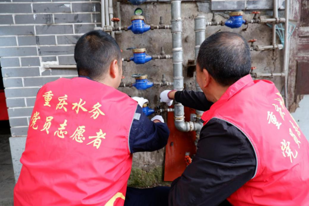 两江水务党员志愿者义务上门检查，维修自来水管。两江水务供图