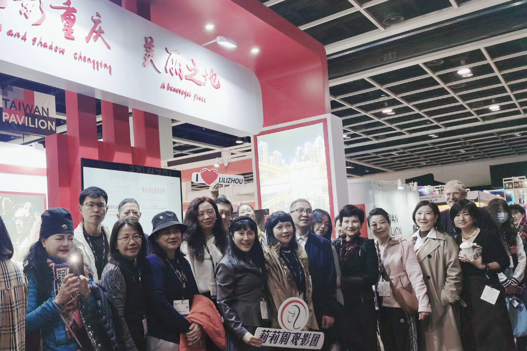 Lili Zhou Film Viewing Group took a group photo at the Chongqing Pavilion. (Photo provided by the interviewee)