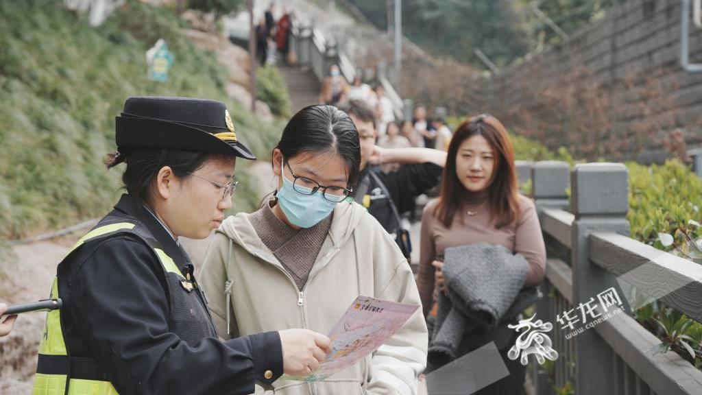 执法队员向游客开展普法宣传。华龙网记者 陈毅 摄