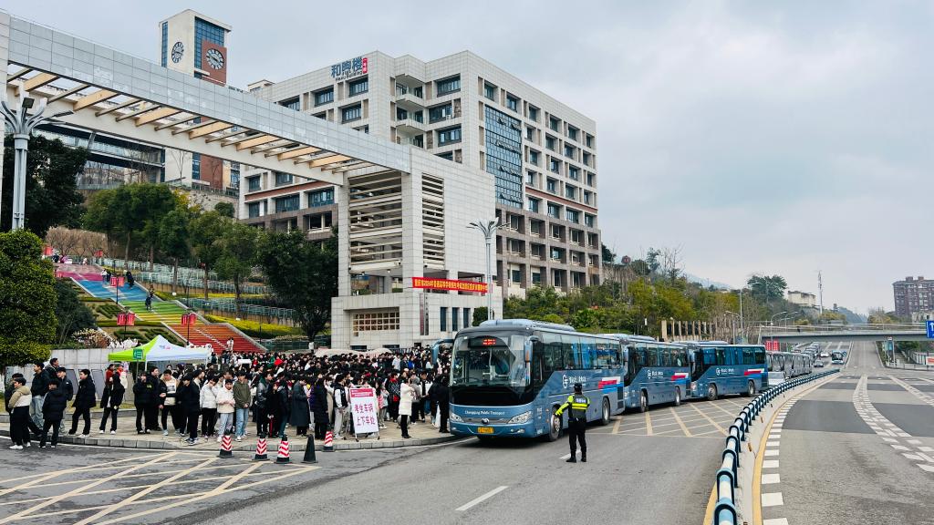 学生们乘“定制公交”到考点。重庆北部公交供图
