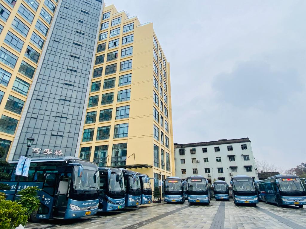 127台“定制公交”车辆护送学生出行。重庆北部公交供图