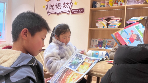 小朋友在阅读。巫山县图书馆供图