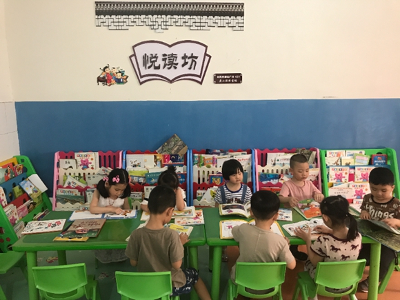 小朋友在“悦读坊”读书。巫山县图书馆供图