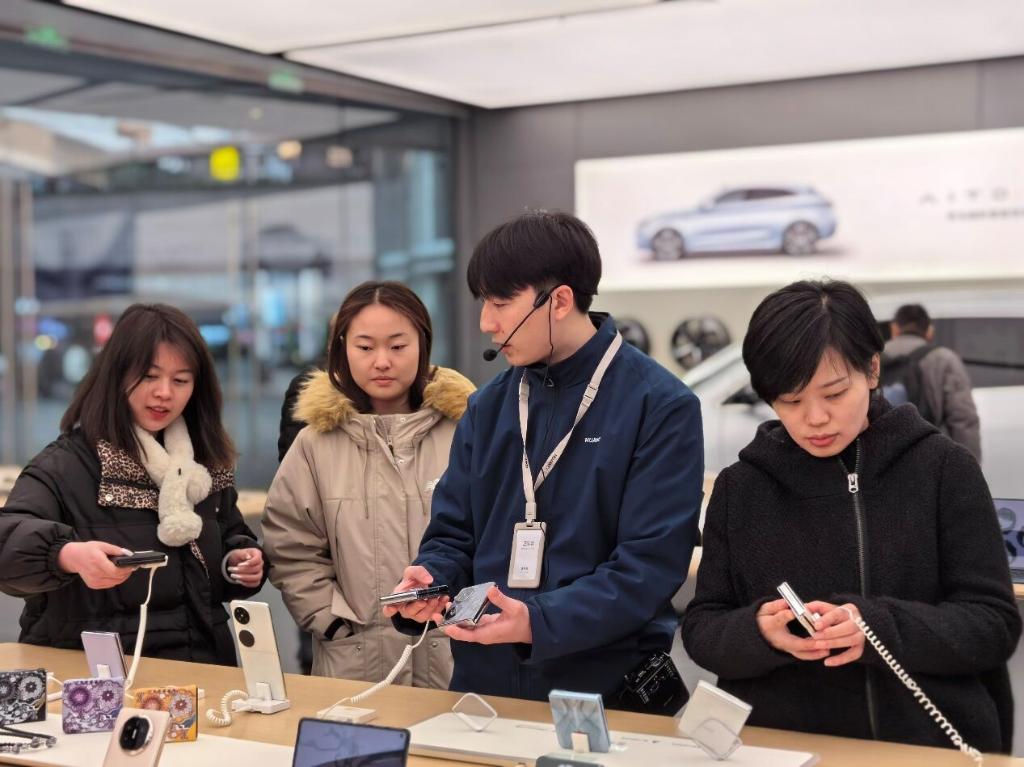 华为智能生活馆·重庆万象城北区，顾客在选购新款HUAWEI Pocket 2折叠手机。华为终端供图 华龙网发
