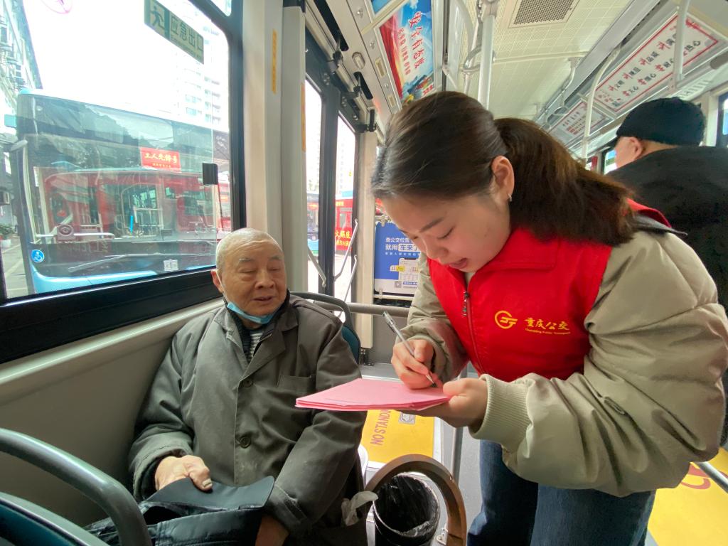 在公交站场，志愿者收集老年乘客的出行服务需求。重庆南部公交供图