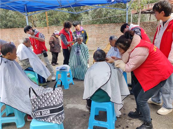 青年志愿者正在给老人理发。虎溪花园社区供图