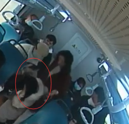 乘客帮忙搀扶晕倒女子。视频截图