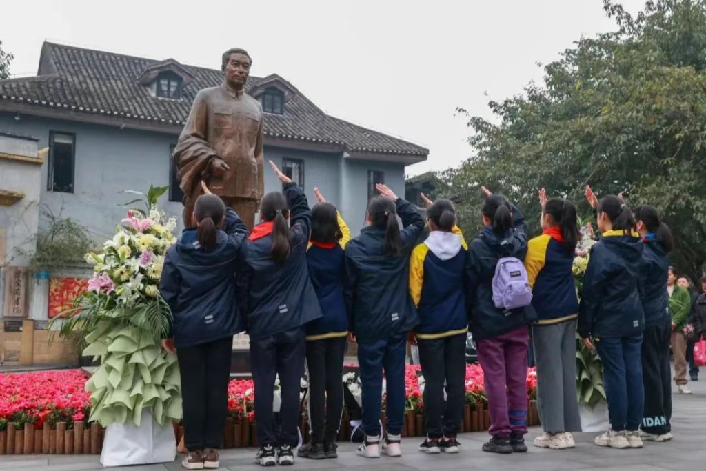 学生为周恩来铜像献花。红岩文化中心供图