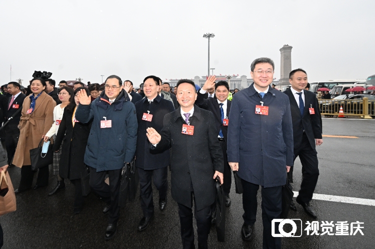 图片新闻｜瑞雪相迎 重庆代表团信心满满步入人民大会堂2