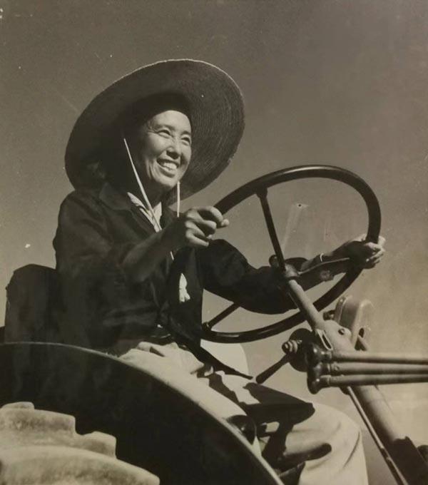 1元纸币上的女拖拉机手原型回应90后女拖拉机手：“新农人”加油！6