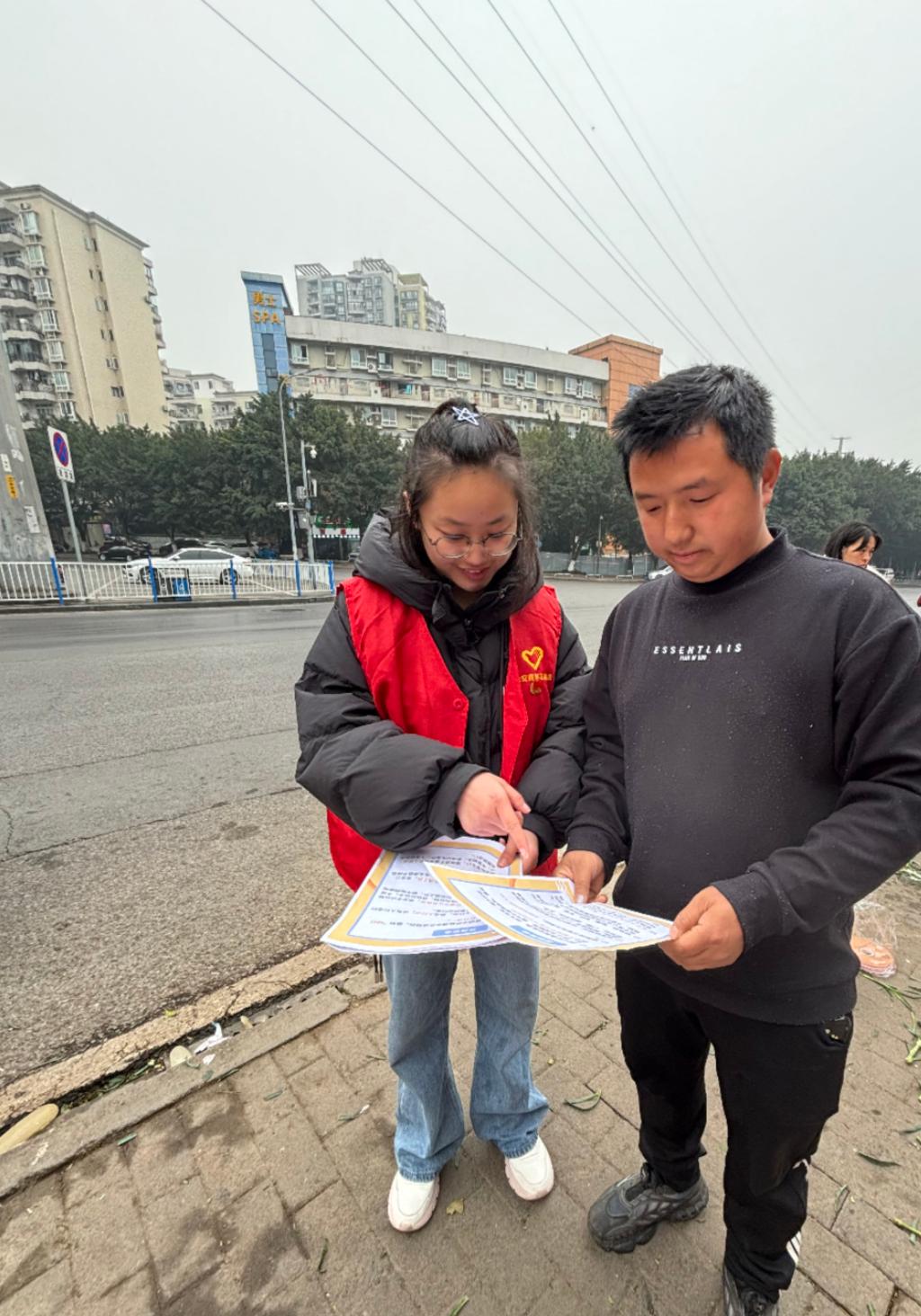 公交志愿者向市民宣传乘车安全知识。重庆南部公交供图