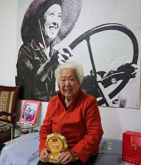 1元纸币上的女拖拉机手原型回应90后女拖拉机手：“新农人”加油！2