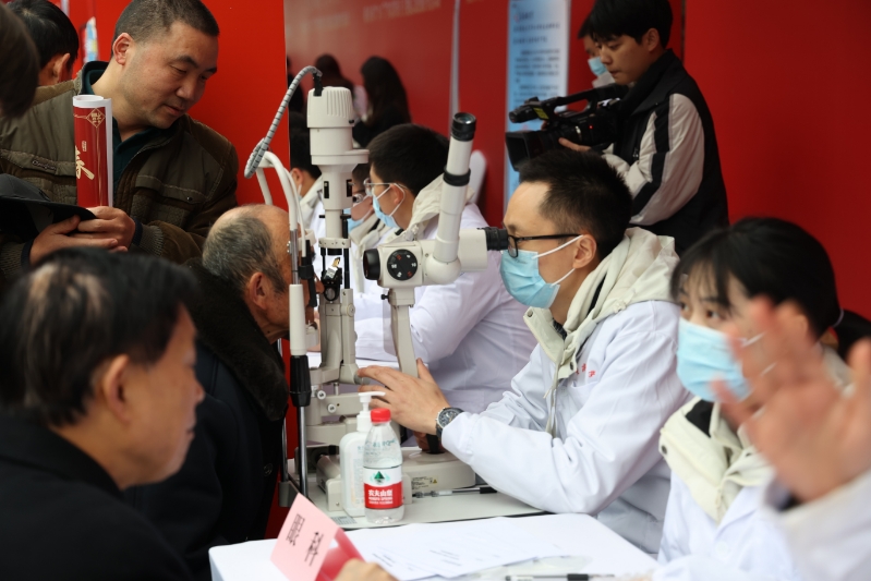 重庆医科大学博士生医疗服务团开展义诊活动。受访单位供图