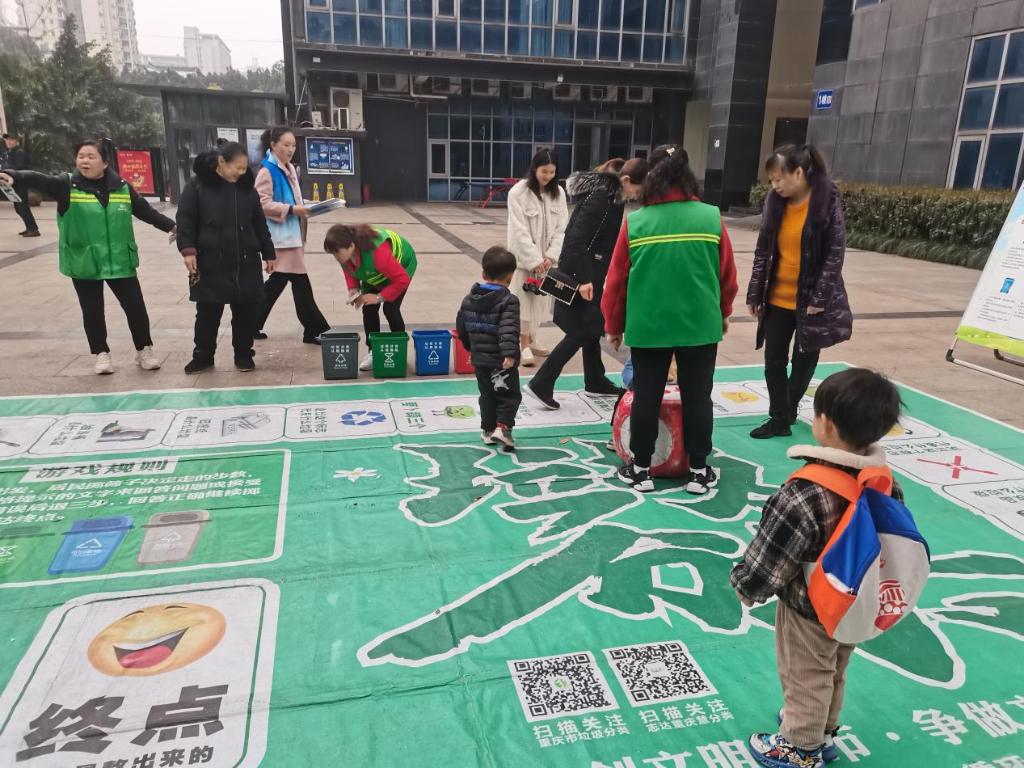 居民参与垃圾分类互动游戏。大竹林街道供图 华龙网发