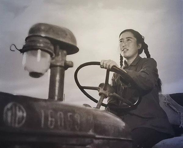 1元纸币上的女拖拉机手原型回应90后女拖拉机手：“新农人”加油！4