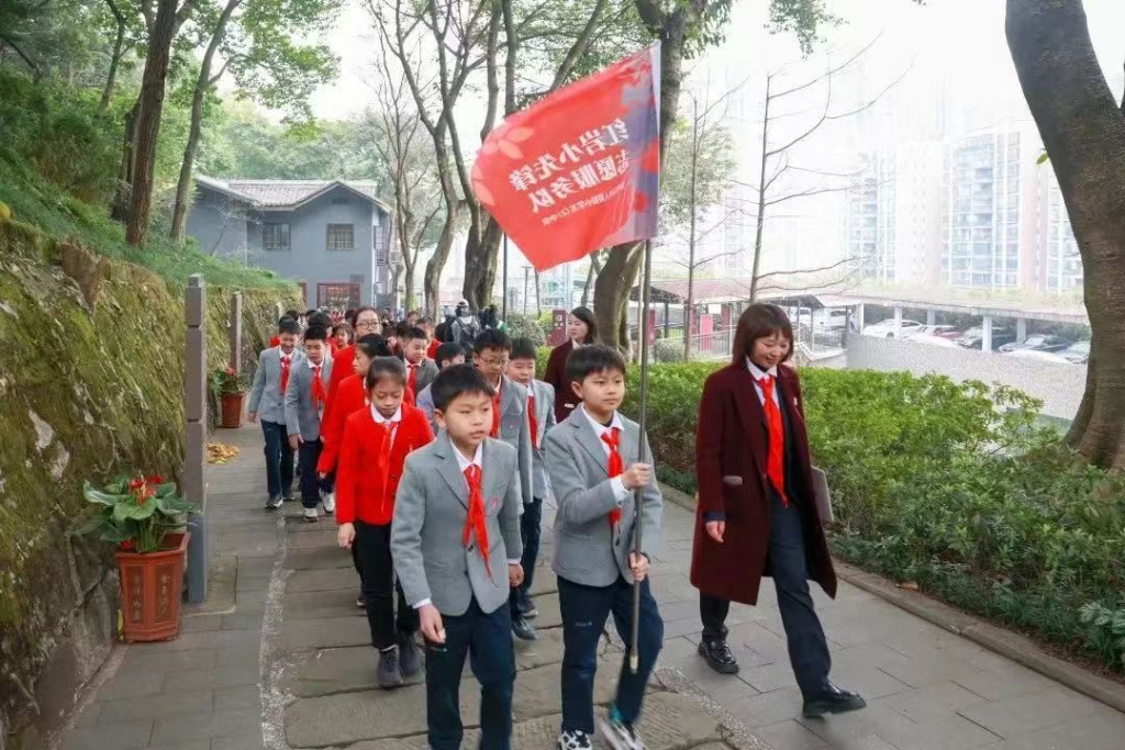 人和街小学五年级学生参加董必武诞辰138周年纪念活动。红岩文化中心供图