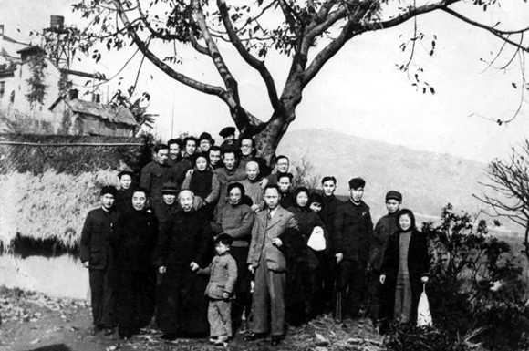 抗日战争时期，周恩来与南方局的同志在红岩村
