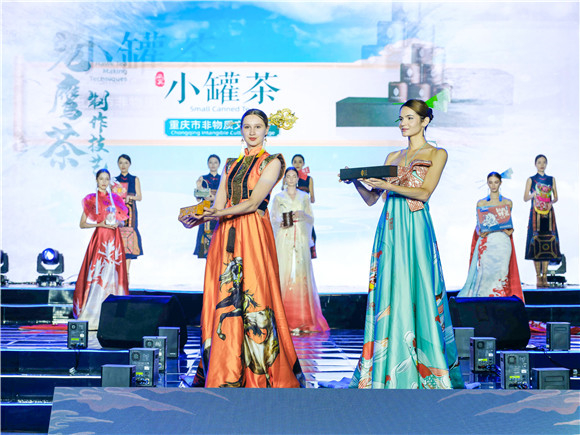 开幕式上外籍模特与中国模特带来的非遗秀。受访者供图