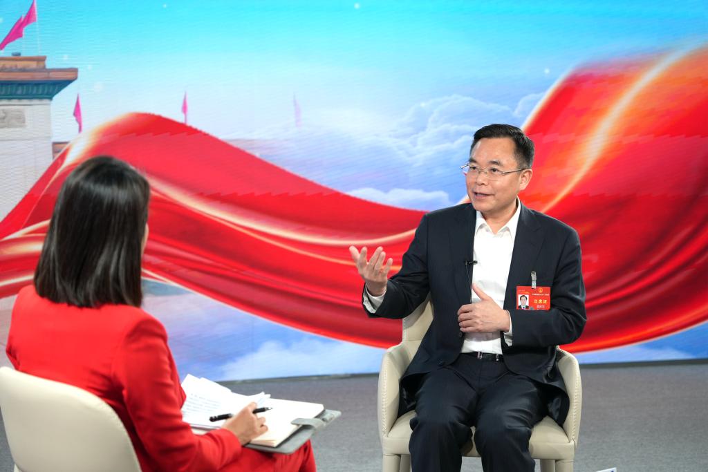蓝庆华接受采访。