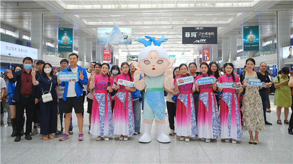 灵兮携巫溪“幺妹”在重庆北站来了一场活力快闪。受访者供图