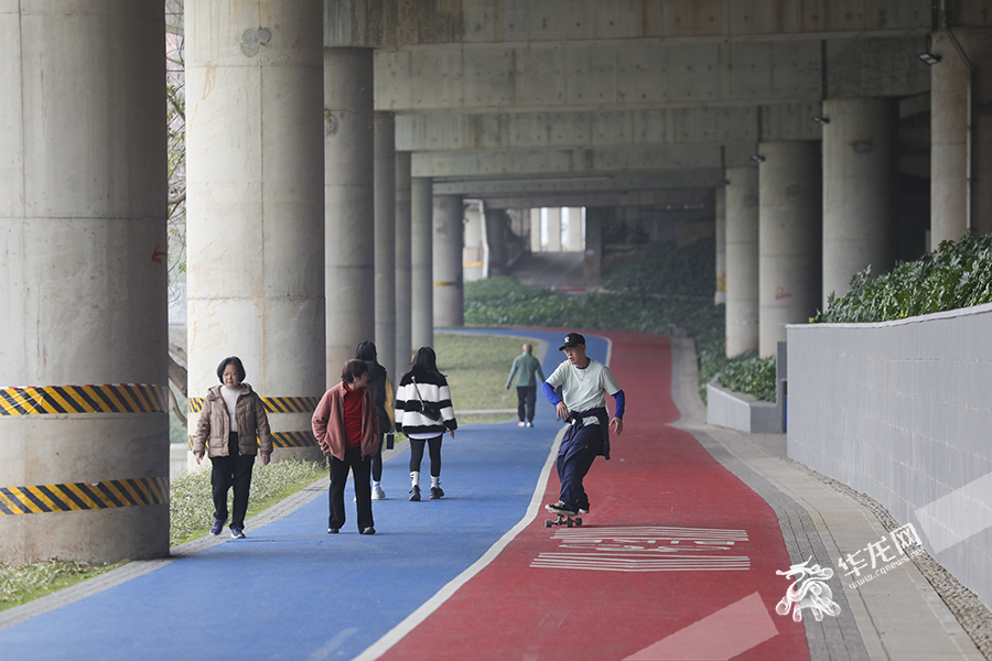 江北区在滨江路沿线已建成步行道、骑行道约50公里。华龙网首席记者 李文科摄