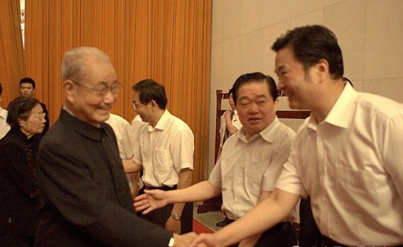 2009年7月25日，宋平同志和夫人在北京人民大会堂接见重庆参加《中共中央南方局历史研究丛书》的同志