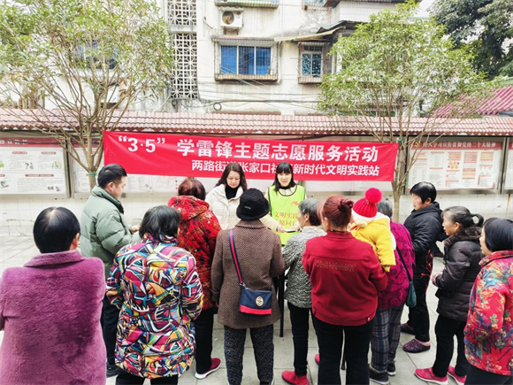 文明志愿者与居民共同学习《重庆市文明行为促进条例》。两路街道办事处供图 华龙网发