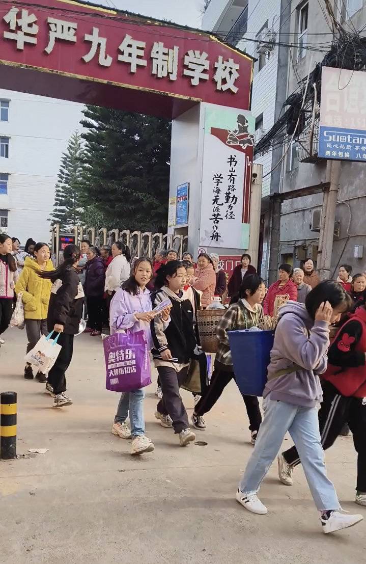 四川资阳安岳学生背“锅碗瓢盆”春游视频火出圈！网友：这是童年的美好回忆4